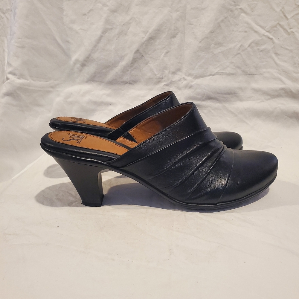 Sofft women's leather slip on heeled shoes size 9 1/2